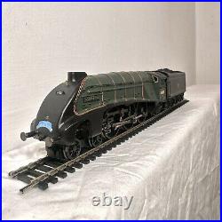 Hornby R2340 Golden Plover LNER A4 Locomotive + 3 LNER Coaches (OO scale)