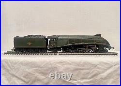 Hornby R2340 Golden Plover LNER A4 Locomotive + 3 LNER Coaches (OO scale)