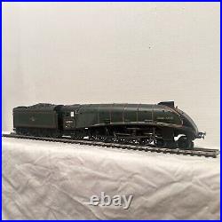 Hornby R2340 Golden Plover LNER A4 Locomotive + 3 LNER Coaches (OO scale)